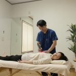 寝ても疲れが抜けない原因である呼吸の浅さを整体と光ケアで整える施術風景（佐野市）